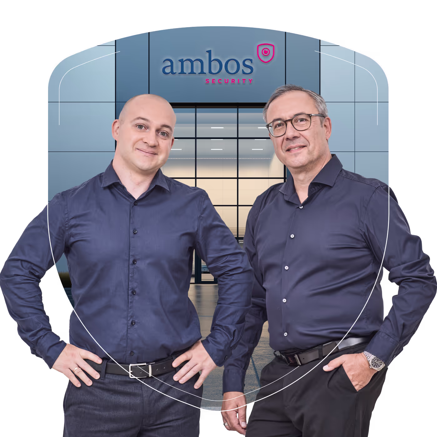Martin und Falk Ambos vor dem Firmengebäude